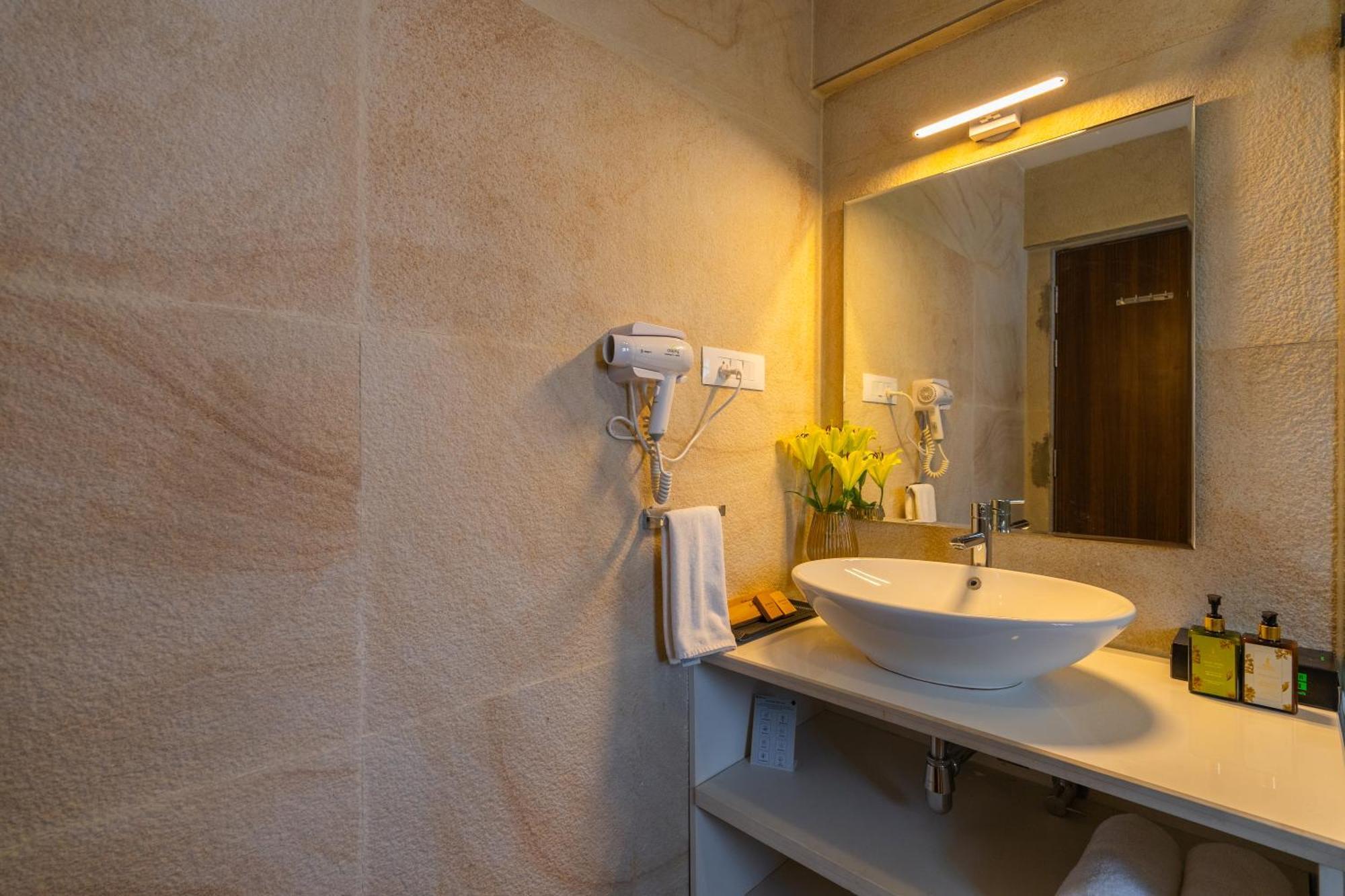 Elivaas 3 Bhk Pvt Pool & Bar - Villa Valerie Oxel ภายนอก รูปภาพ